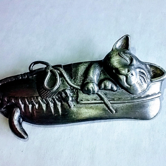 AJC sleeping cat in slipper pin pewter brooch Cat Love ❤️ - Picture 4 of 9